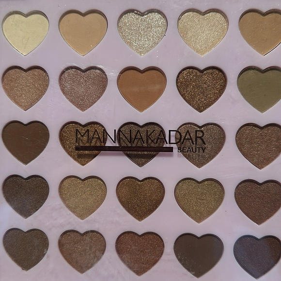 Manna Kadar Beauty Queen of Hearts 25 Well Eye Shadow Set with Brushes. - Picture 2 of 5